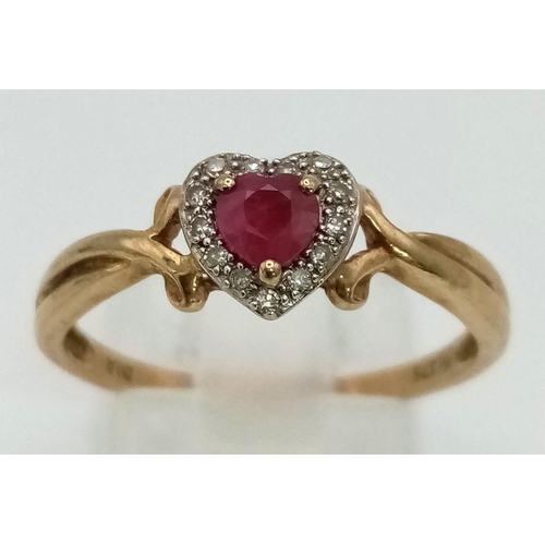 800 - 9K YELLOW GOLD DIAMOND & RUBY HEART CLUSTER RING. TOTAL WEIGHT 1.8G.  SIZE P