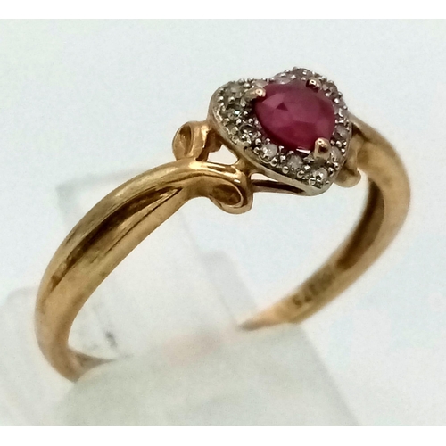 800 - 9K YELLOW GOLD DIAMOND & RUBY HEART CLUSTER RING. TOTAL WEIGHT 1.8G.  SIZE P