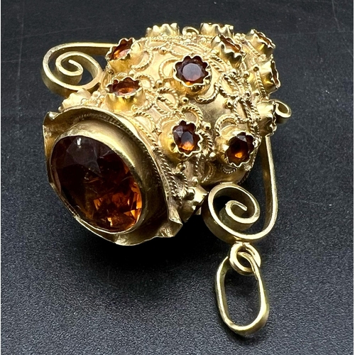 354 - An Italian 18K Yellow Gold and Citrine Vase Pendant. An ornate rich gold vase decorated with quality... 