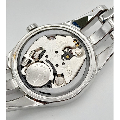 1162 - A LORUS ladies watch. Stainless steel construction, 23 mm case, quartz movement, back missing. In or... 