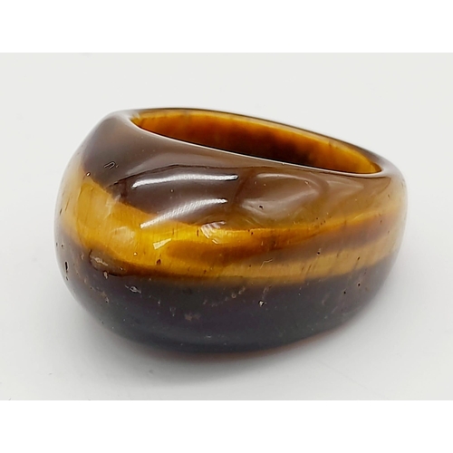 762 - A tiger's eye ring, size: u, weight: 9.4 g