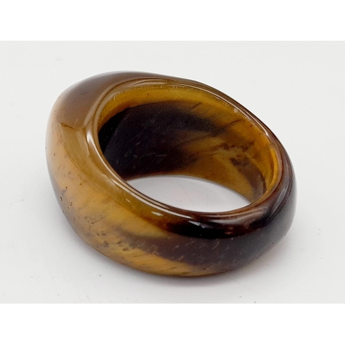 762 - A tiger's eye ring, size: u, weight: 9.4 g