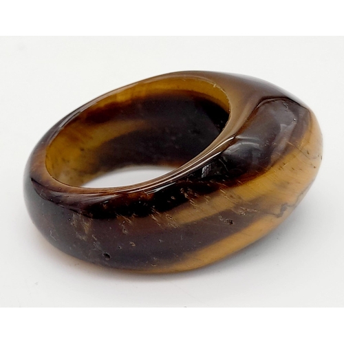 762 - A tiger's eye ring, size: u, weight: 9.4 g