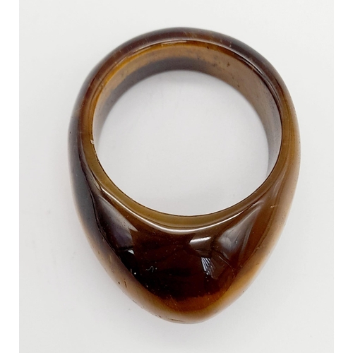 762 - A tiger's eye ring, size: u, weight: 9.4 g