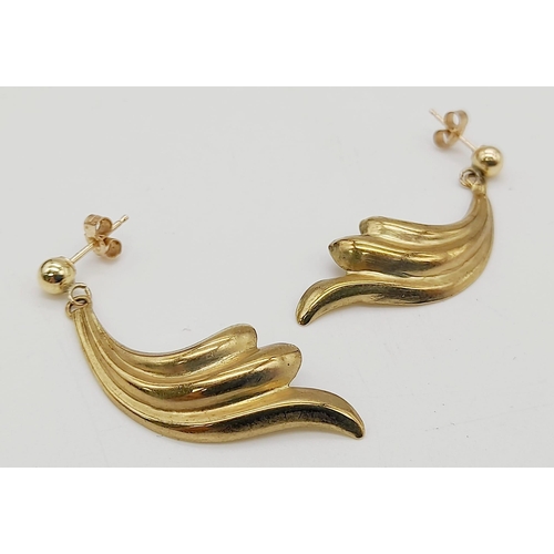 426 - A Pair of 9K Gold Wave Earrings. 3cm. 1.43g total weight.