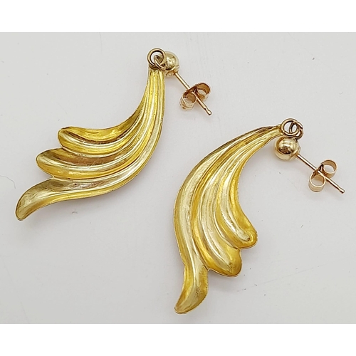 426 - A Pair of 9K Gold Wave Earrings. 3cm. 1.43g total weight.