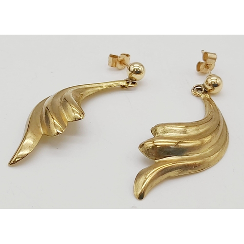 426 - A Pair of 9K Gold Wave Earrings. 3cm. 1.43g total weight.