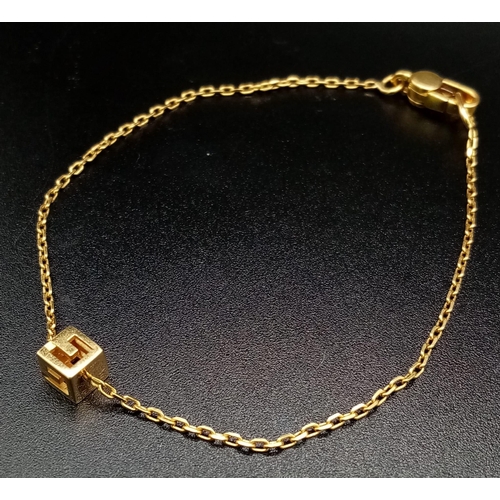 583 - An 18K Yellow Gold Gucci Bracelet. Gucci square logo. 17cm.
2.96g