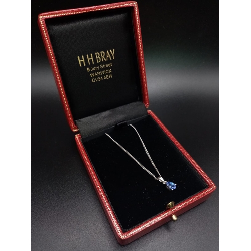 593 - An 18 K white gold tanzanite pendant with chain. Chain length: 39 cm, total weight: 3 g. In a jewell... 