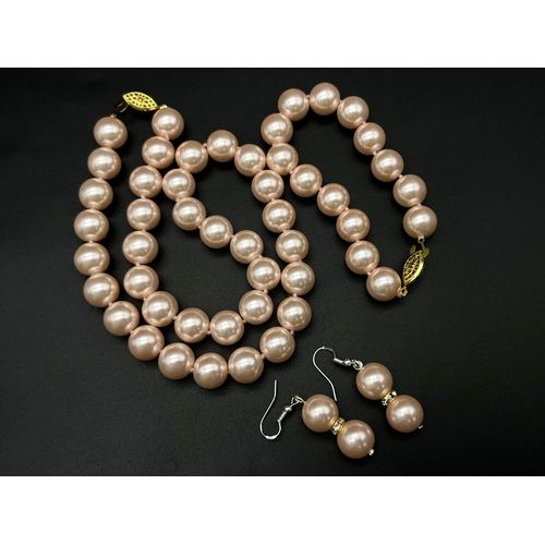 725 - A Pink Pearl Shell Necklace, Bracelet and Earring Set. 14mm pink pearl shells. Gilded clasps on brac... 