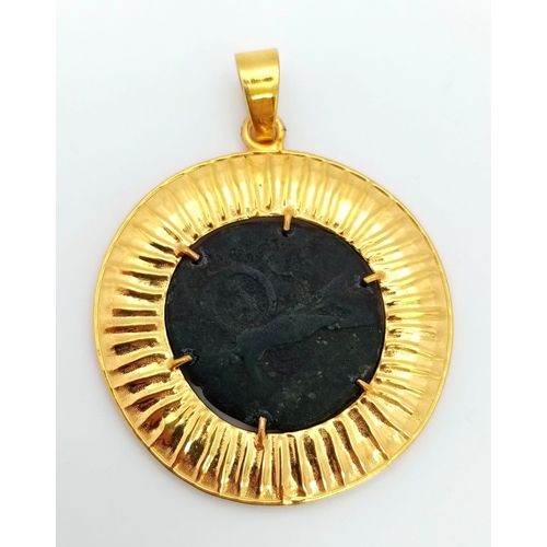 914 - A Gold plated Ancient Roman Coin Pendant 100-300AD. Coin-8.58g, Gross Weight- 25.25g.