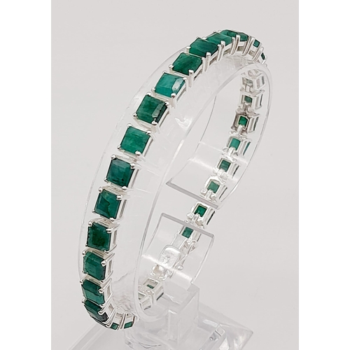 1212 - A 102ct Emerald Gemstone Tennis Bracelet set in 925 Silver.
20cm.