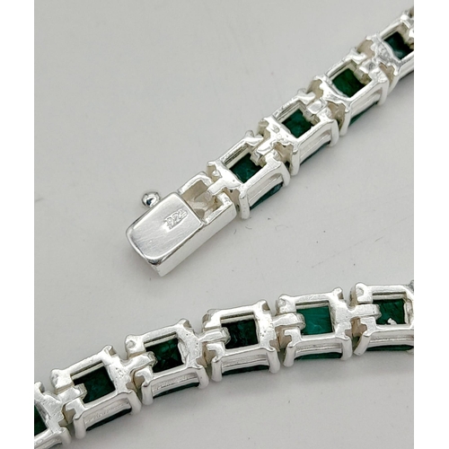 1212 - A 102ct Emerald Gemstone Tennis Bracelet set in 925 Silver.
20cm.