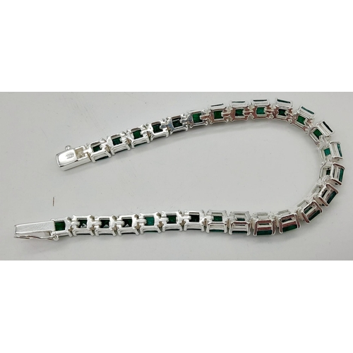 1212 - A 102ct Emerald Gemstone Tennis Bracelet set in 925 Silver.
20cm.