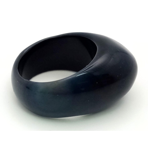 769 - A midnight blue agate ring, size: u, weight: 9.6 g.