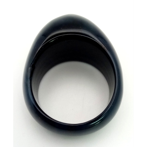 769 - A midnight blue agate ring, size: u, weight: 9.6 g.