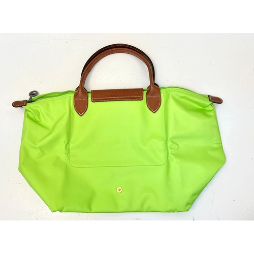 1279 - A brand new foldable LONGCHAMP ladies bag. Dimensions (when closed) 24 x 14 x 3 cm (appr)