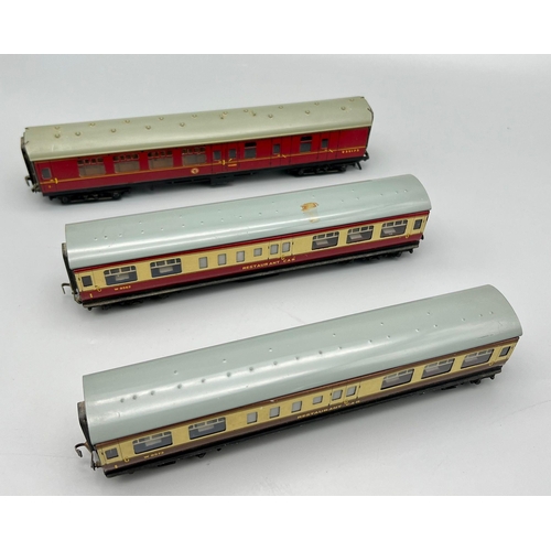 331 - Three Vintage Hornby Dublo Model Train Cars. Two restaurant (21cm) and one guard car (24cm). In good... 