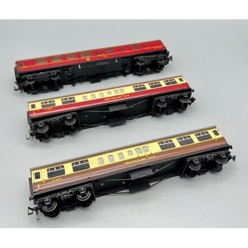 331 - Three Vintage Hornby Dublo Model Train Cars. Two restaurant (21cm) and one guard car (24cm). In good... 