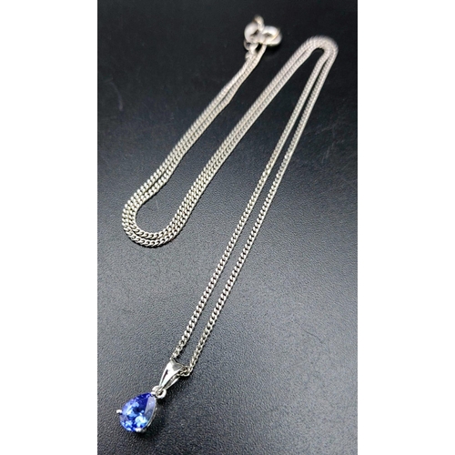 593 - An 18 K white gold tanzanite pendant with chain. Chain length: 39 cm, total weight: 3 g. In a jewell... 