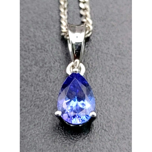 593 - An 18 K white gold tanzanite pendant with chain. Chain length: 39 cm, total weight: 3 g. In a jewell... 