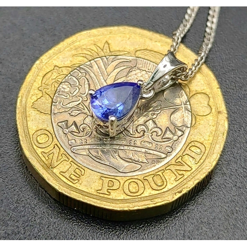 593 - An 18 K white gold tanzanite pendant with chain. Chain length: 39 cm, total weight: 3 g. In a jewell... 