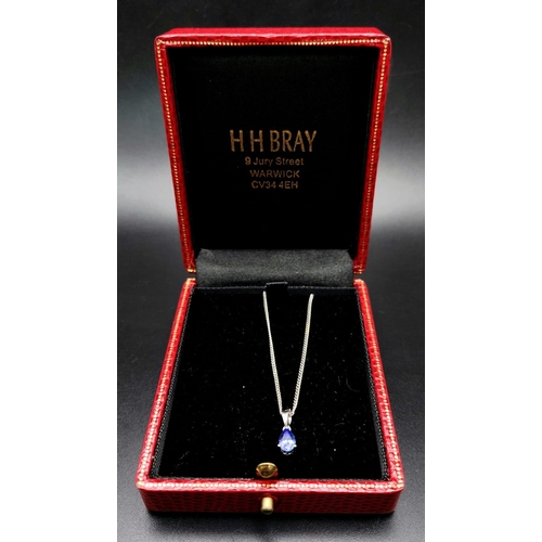 593 - An 18 K white gold tanzanite pendant with chain. Chain length: 39 cm, total weight: 3 g. In a jewell... 