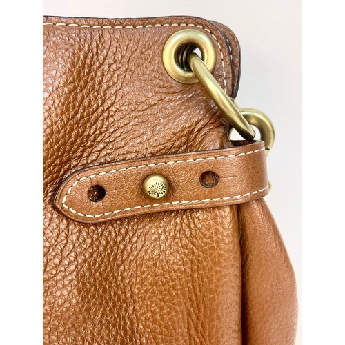 522 - A Mulberry Textured Brown Leather Handbag. Gold-tone hardware. Exterior zipped compartment. Cream te... 