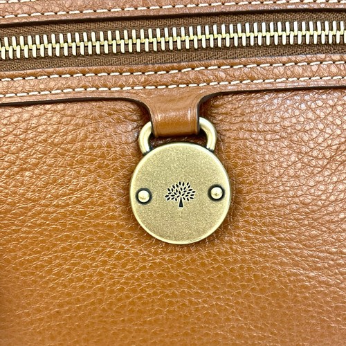 522 - A Mulberry Textured Brown Leather Handbag. Gold-tone hardware. Exterior zipped compartment. Cream te... 