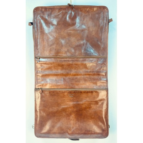 515 - A Beautiful Hand-Made Maxwell Scott Rovello Tan Leather Suit Luggage Bag. Solid gold-tone exterior h... 