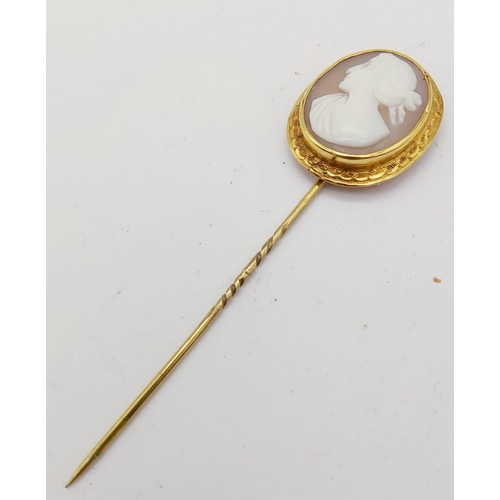 205 - A Very Fine Oversized Georgian Cameo Stickpin with Engraved 18K Gold Surround. 8cm. Comes in origina... 