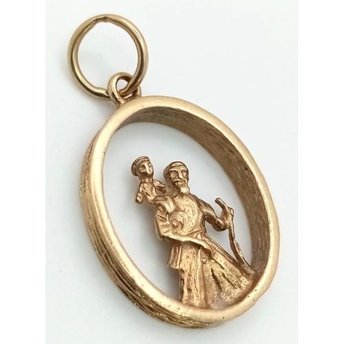 479 - 9k yellow gold oval St Christopher pendant. Weighs 3g (H:2cm)