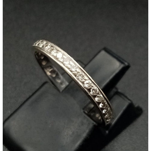 1302 - An 18 K white gold eternity ring with diamonds (0.30 carats), Ring size: K, weight: 1.5 g.