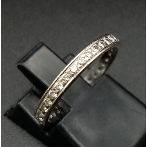 1302 - An 18 K white gold eternity ring with diamonds (0.30 carats), Ring size: K, weight: 1.5 g.