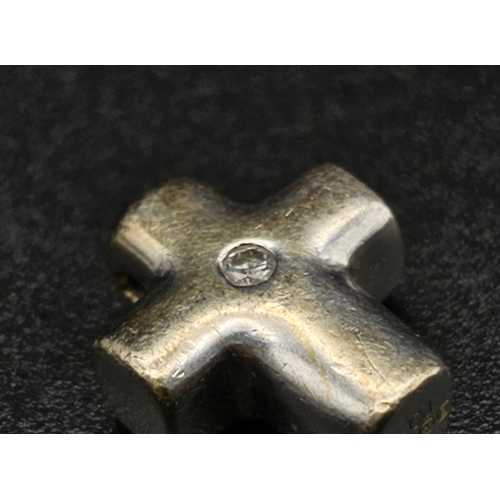 998 - 9k white gold diamond cross pendant 1.7g (dia:0.02ct)