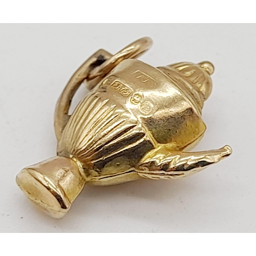 1005 - A 9 K yellow gold charm in the shape of a coffee pot. Weight: 1.2 g.