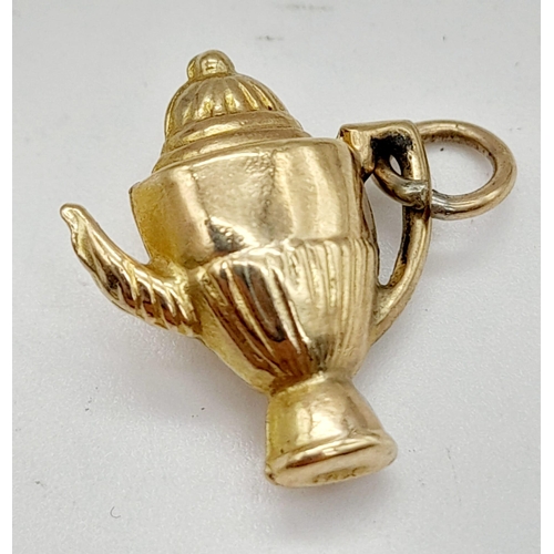 1005 - A 9 K yellow gold charm in the shape of a coffee pot. Weight: 1.2 g.