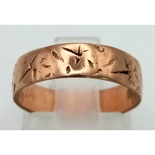 1221 - 9k yellow gold patterned 5mm band 2.2g size K