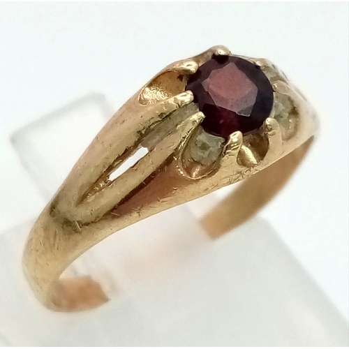 1050 - 9K YELLOW GOLD GARNET SET RING. OTAL WEIGHT 1.6G SIZE M