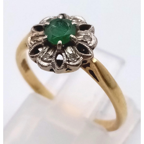 1071 - A VINTAGE 18K YELLOW GOLD DIAMOND & EMERALD CLUSTER RING. 2.6G TOTAL WEIGHT, SIZE M.