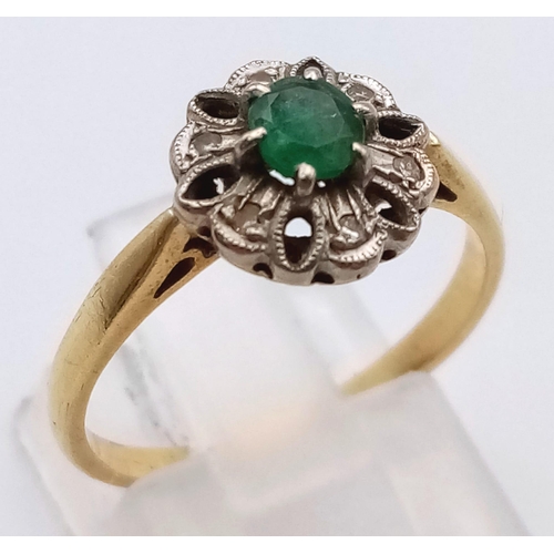 1071 - A VINTAGE 18K YELLOW GOLD DIAMOND & EMERALD CLUSTER RING. 2.6G TOTAL WEIGHT, SIZE M.