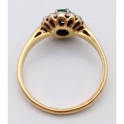 1071 - A VINTAGE 18K YELLOW GOLD DIAMOND & EMERALD CLUSTER RING. 2.6G TOTAL WEIGHT, SIZE M.