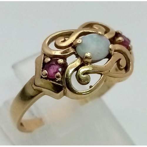 34 - 9K YELLOW GOLD RUBY & OPAL 3 STONE FLORAL PATTERN RING 2.4G SIZE Q