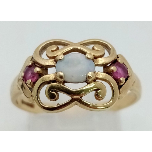 34 - 9K YELLOW GOLD RUBY & OPAL 3 STONE FLORAL PATTERN RING 2.4G SIZE Q