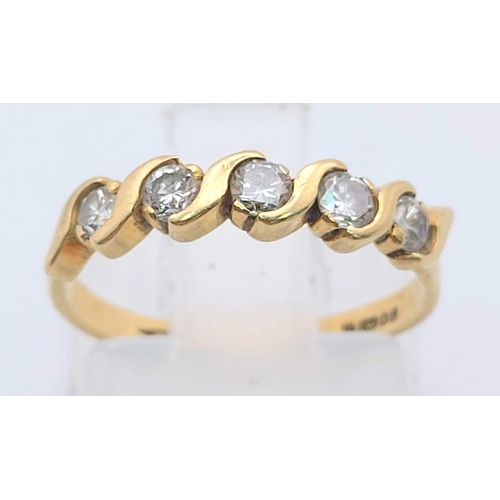 369 - An 18 K yellow gold ring with five diamonds (0.20 carats). Ring size: I1/2, weight: 1.7 g.