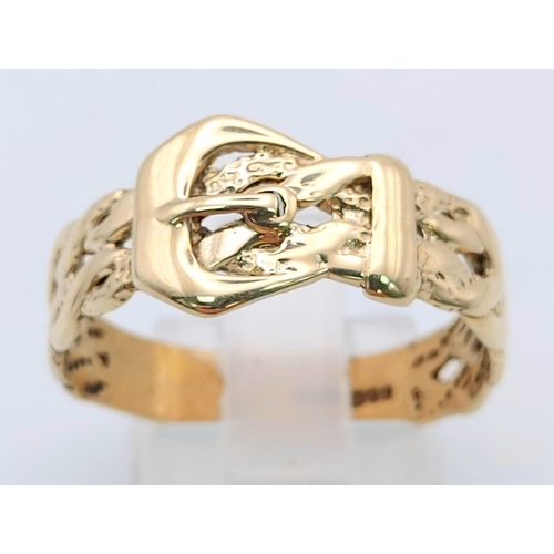 419 - 9K YELLOW GOLD BUCKLE RING. 3.8G. SIZE W