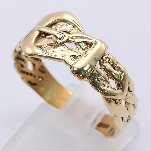 419 - 9K YELLOW GOLD BUCKLE RING. 3.8G. SIZE W