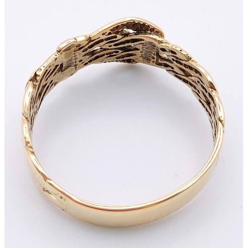 419 - 9K YELLOW GOLD BUCKLE RING. 3.8G. SIZE W