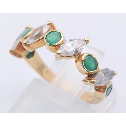 551 - 9K YELLOW GOLD WHITE AND GREEN STONE RING. TOTAL WEIGHT 2.6G SIZE L