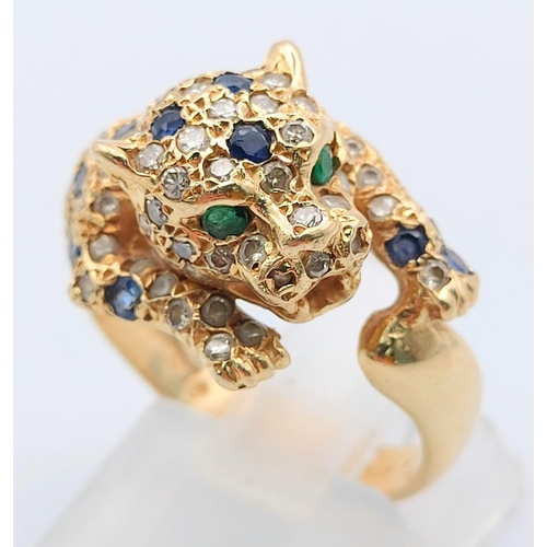 62 - An 18 K yellow gold designer style PANTHER RING with diamonds, sapphires and emeralds. Ring size: K1... 